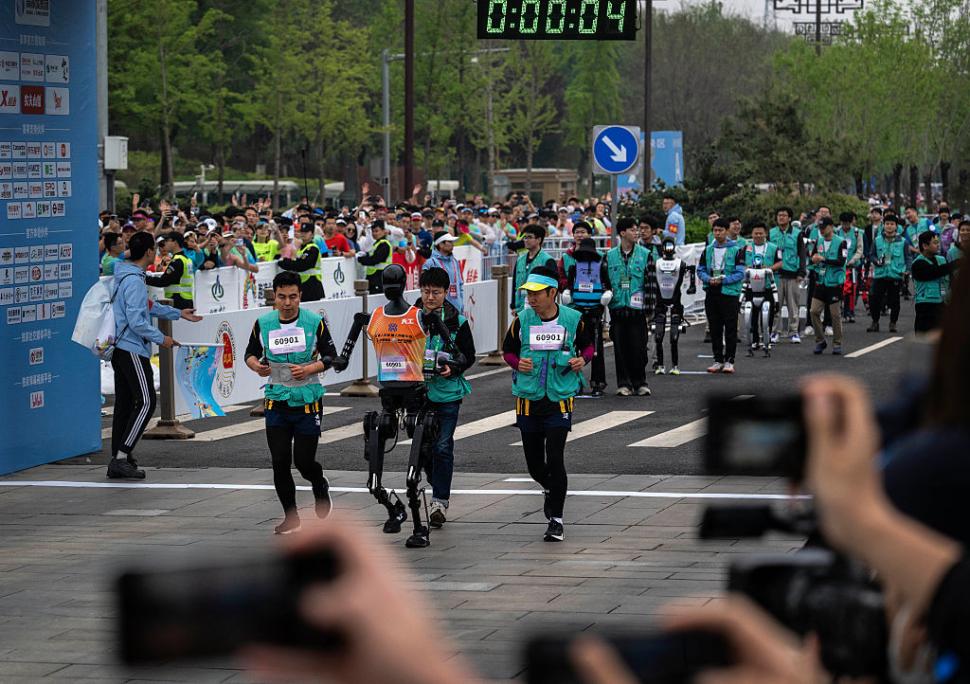 Premieră mondială: Roboții au alergat alături de oameni la maratonul din Beijing. Cine a câștigat 966241