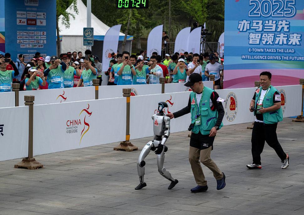 Premieră mondială: Roboții au alergat alături de oameni la maratonul din Beijing. Cine a câștigat 966242