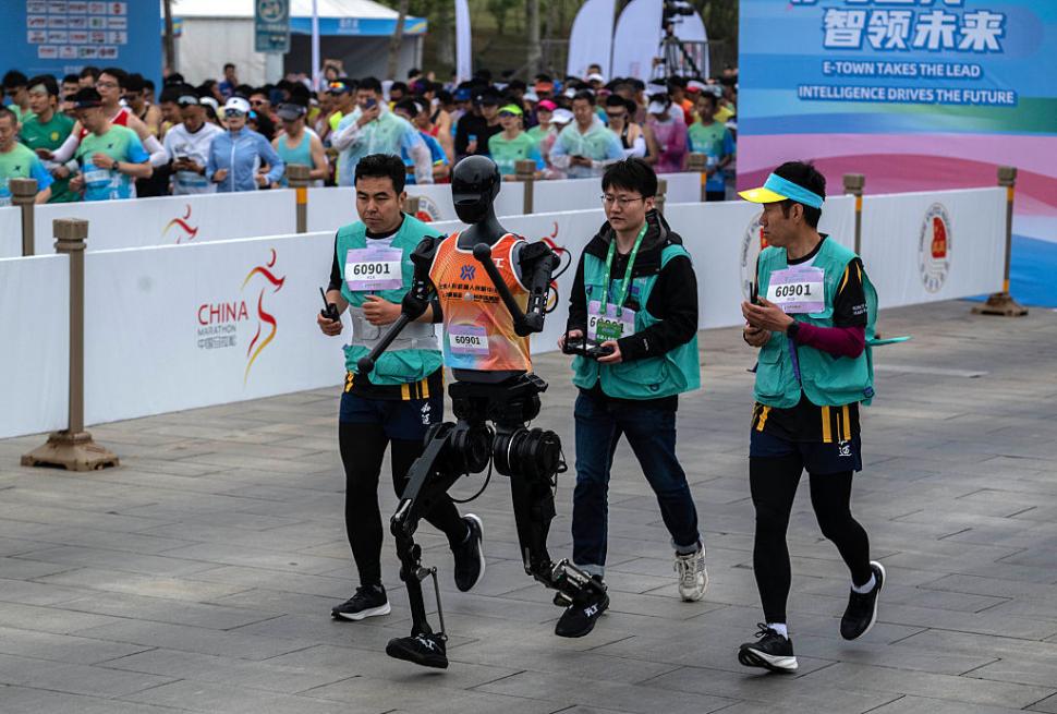 Premieră mondială: Roboții au alergat alături de oameni la maratonul din Beijing. Cine a câștigat 966243