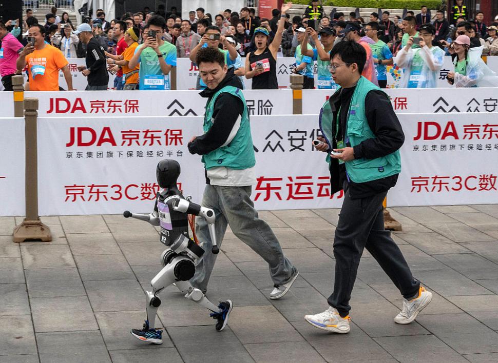 Premieră mondială: Roboții au alergat alături de oameni la maratonul din Beijing. Cine a câștigat 966244