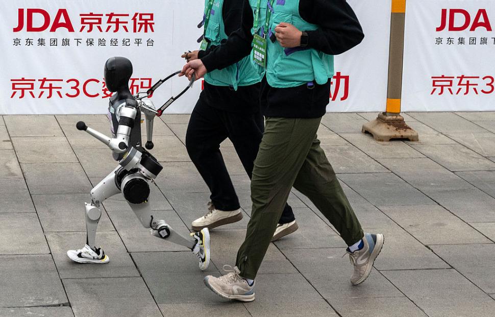 Premieră mondială: Roboții au alergat alături de oameni la maratonul din Beijing. Cine a câștigat 966245