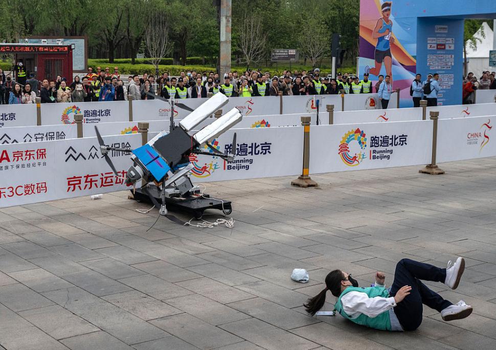 Premieră mondială: Roboții au alergat alături de oameni la maratonul din Beijing. Cine a câștigat 966246