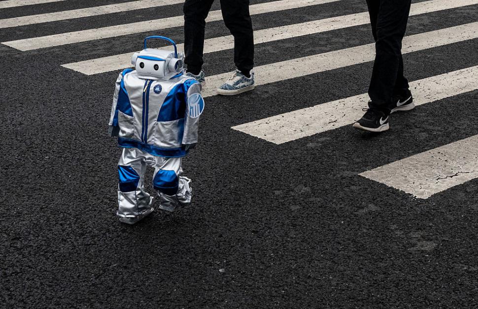 Premieră mondială: Roboții au alergat alături de oameni la maratonul din Beijing. Cine a câștigat 966247