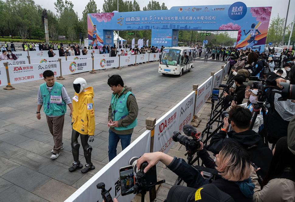 Premieră mondială: Roboții au alergat alături de oameni la maratonul din Beijing. Cine a câștigat 966248