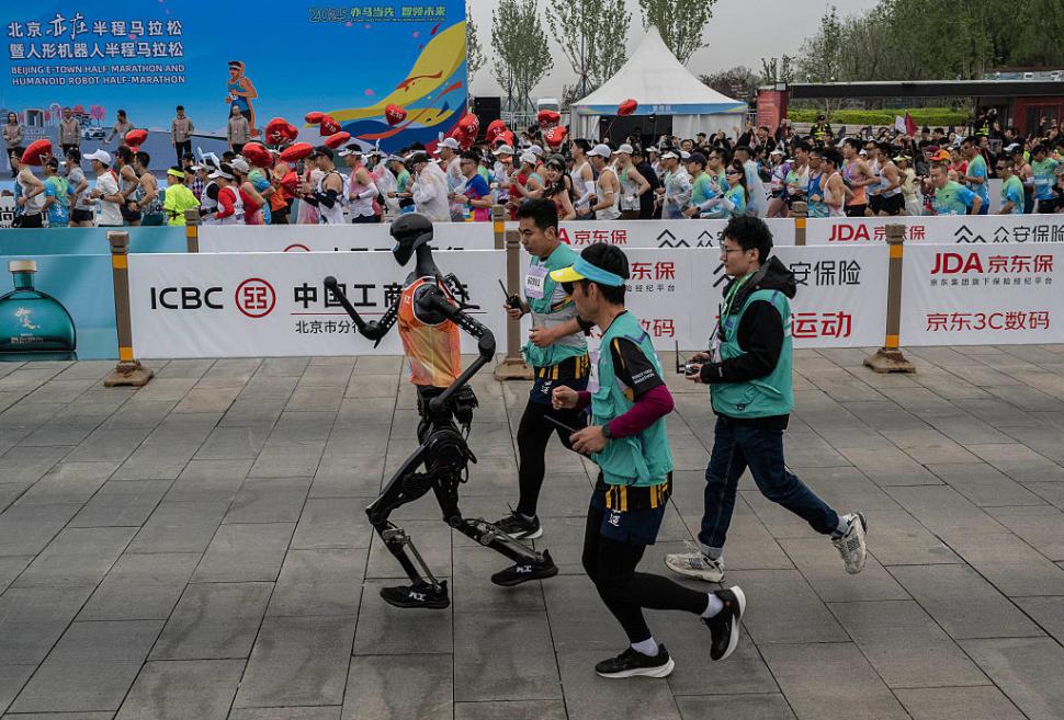 Premieră mondială: Roboții au alergat alături de oameni la maratonul din Beijing. Cine a câștigat 966249