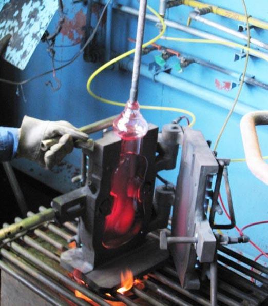 A fost creată prima vioară din lume realizată în întregime din sticlă. Cum arată și cât costă instrumentul muzical transparent 966634