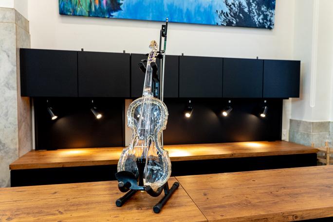 A fost creată prima vioară din lume realizată în întregime din sticlă. Cum arată și cât costă instrumentul muzical transparent 966636