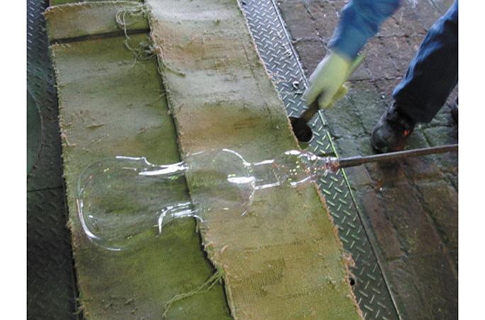 A fost creată prima vioară din lume realizată în întregime din sticlă. Cum arată și cât costă instrumentul muzical transparent 966637