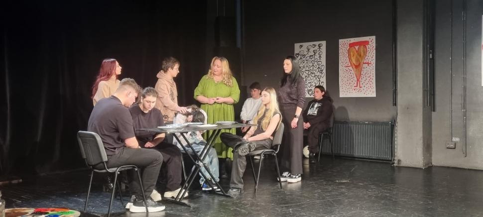 ”Familii pe hârtie”, spectacolul terapie realizat de adolescenţi pentru adolescenţi şi părinţi. O experienţă care vă poate schimba  965713