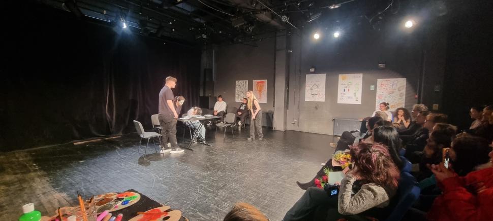 ”Familii pe hârtie”, spectacolul terapie realizat de adolescenţi pentru adolescenţi şi părinţi. O experienţă care vă poate schimba  965714