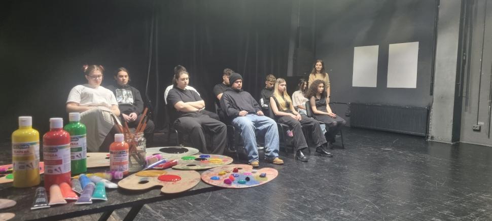 ”Familii pe hârtie”, spectacolul terapie realizat de adolescenţi pentru adolescenţi şi părinţi. O experienţă care vă poate schimba  965715