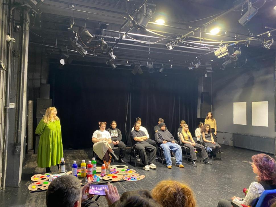 ”Familii pe hârtie”, spectacolul terapie realizat de adolescenţi pentru adolescenţi şi părinţi. O experienţă care vă poate schimba  965716