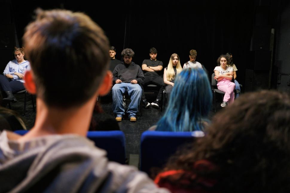 ”Familii pe hârtie”, spectacolul terapie realizat de adolescenţi pentru adolescenţi şi părinţi. O experienţă care vă poate schimba  965717