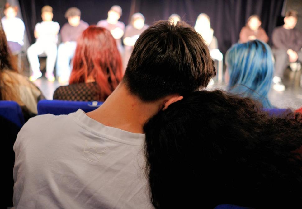 ”Familii pe hârtie”, spectacolul terapie realizat de adolescenţi pentru adolescenţi şi părinţi. O experienţă care vă poate schimba  965718