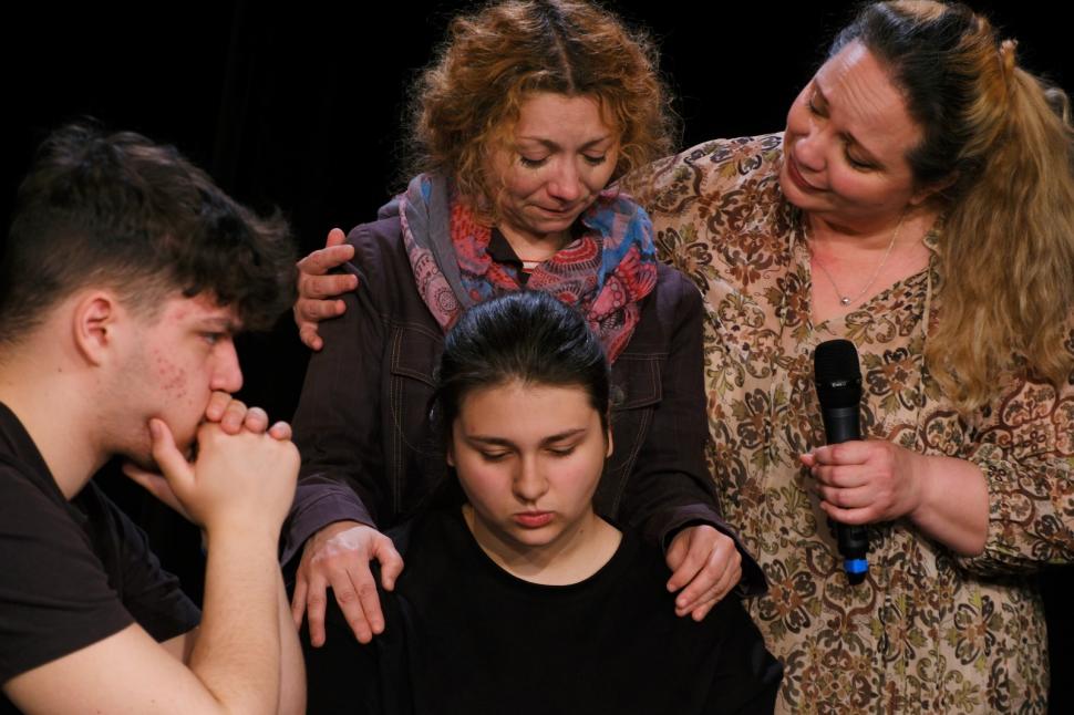 ”Familii pe hârtie”, spectacolul terapie realizat de adolescenţi pentru adolescenţi şi părinţi. O experienţă care vă poate schimba  965719