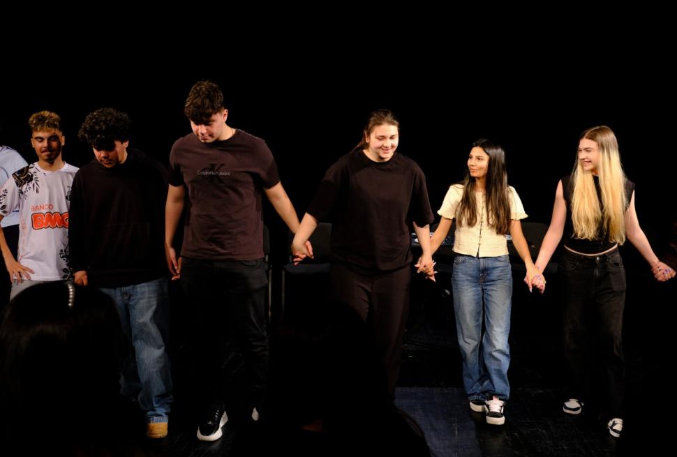 ”Familii pe hârtie”, spectacolul terapie realizat de adolescenţi pentru adolescenţi şi părinţi. O experienţă care vă poate schimba  965720