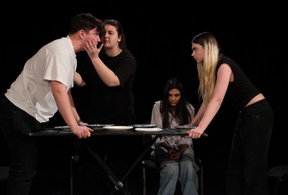 ”Familii pe hârtie”, spectacolul terapie realizat de adolescenţi pentru adolescenţi şi părinţi. O experienţă care vă poate schimba  965721