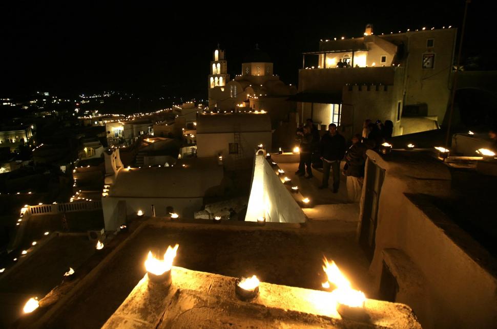 Imagini impresionante din Santorini în noaptea de Înviere: Toate balustradele și terasele au fost acoperite cu lumânări aprinse 966599