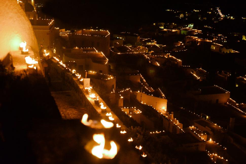 Imagini impresionante din Santorini în noaptea de Înviere: Toate balustradele și terasele au fost acoperite cu lumânări aprinse 966600