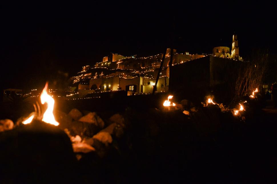 Imagini impresionante din Santorini în noaptea de Înviere: Toate balustradele și terasele au fost acoperite cu lumânări aprinse 966601