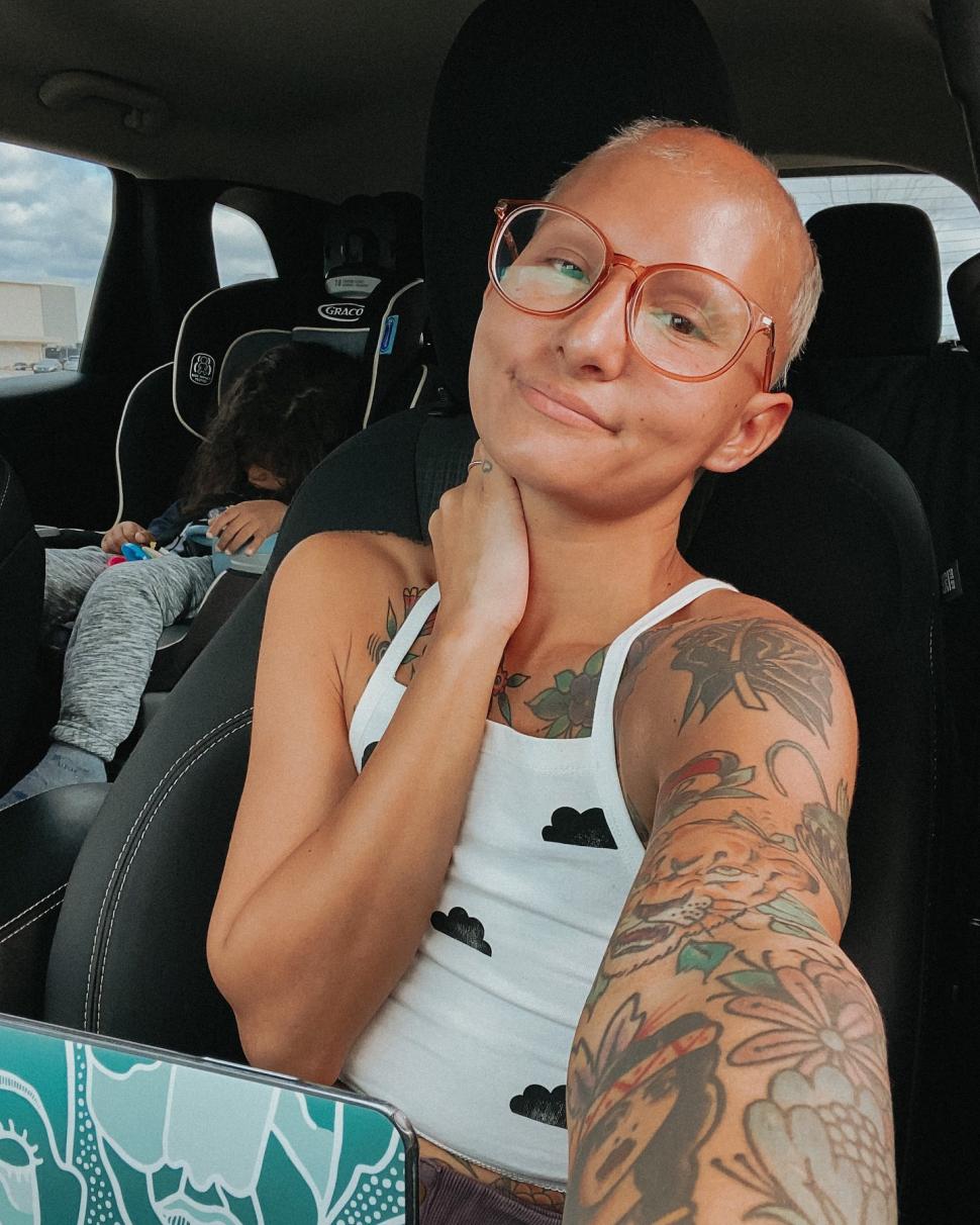 Lecţie de viaţă de la o fotografă. Şi-a făcut dublă mastectomie preventivă, fără implant sincron şi cicatricile le-a umplut cu tatuaje 966503