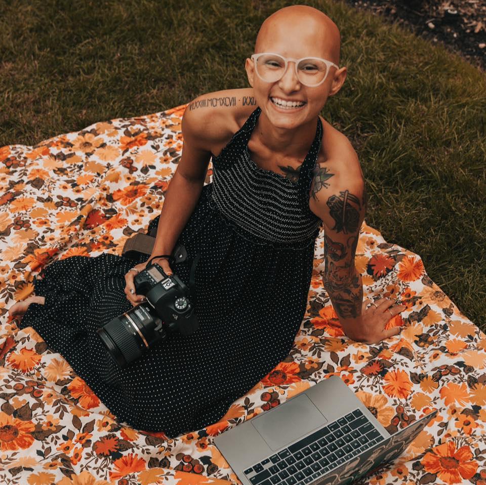 Lecţie de viaţă de la o fotografă. Şi-a făcut dublă mastectomie preventivă, fără implant sincron şi cicatricile le-a umplut cu tatuaje 966506