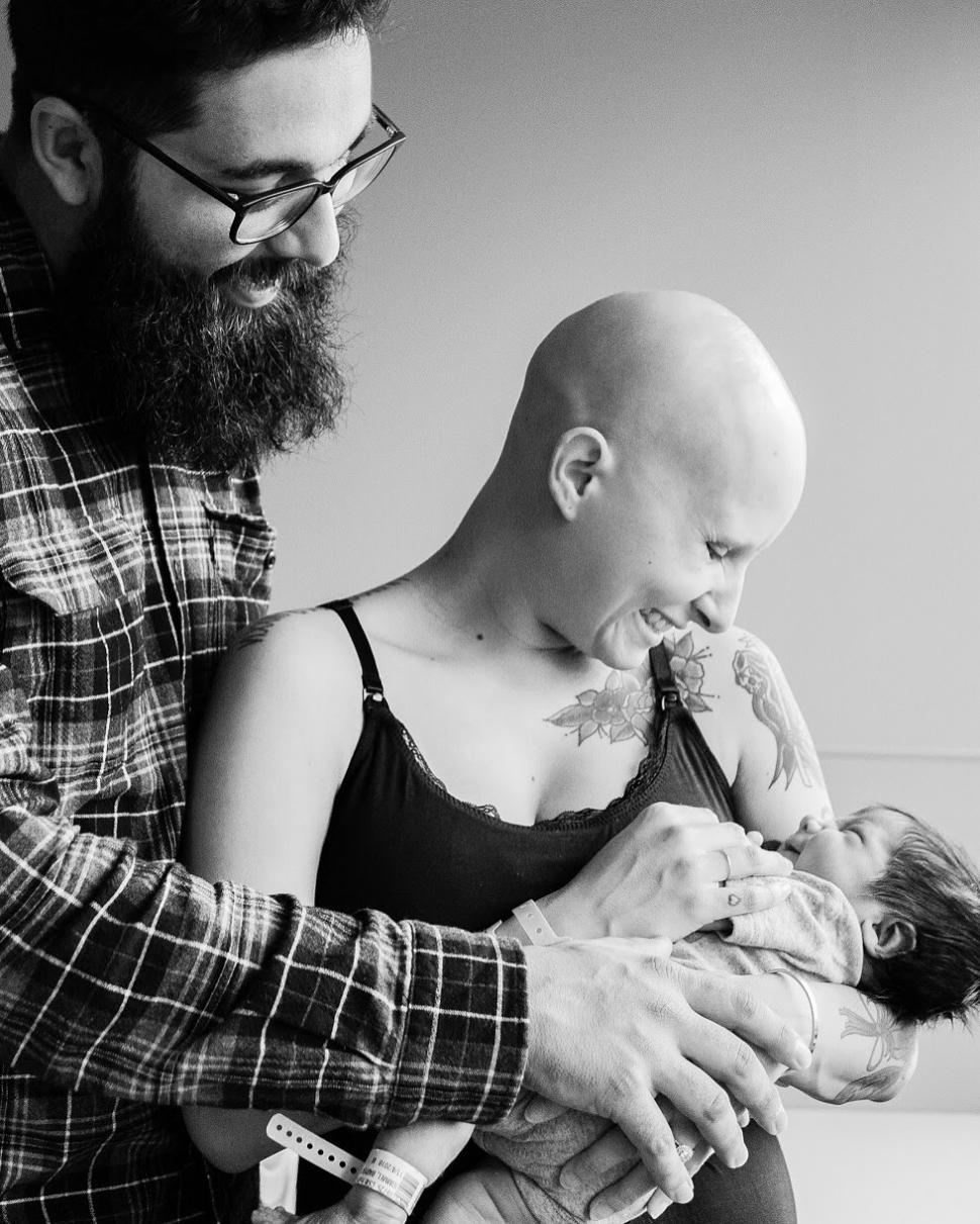 Lecţie de viaţă de la o fotografă. Şi-a făcut dublă mastectomie preventivă, fără implant sincron şi cicatricile le-a umplut cu tatuaje 966507