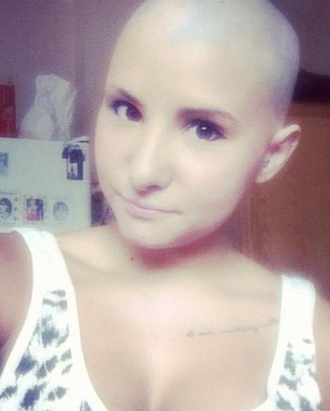 Lecţie de viaţă de la o fotografă. Şi-a făcut dublă mastectomie preventivă, fără implant sincron şi cicatricile le-a umplut cu tatuaje 966508