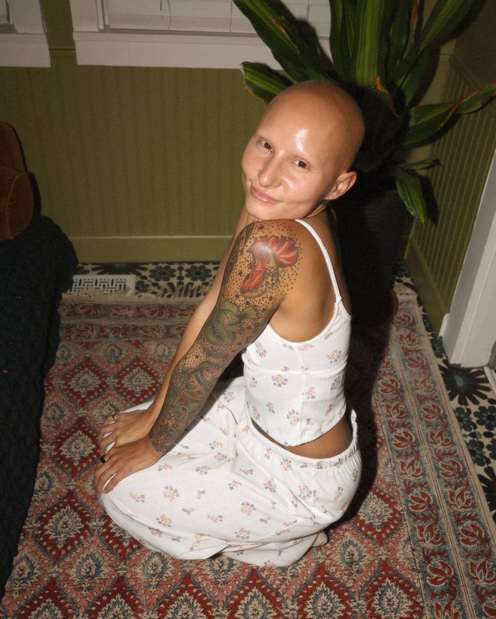 Lecţie de viaţă de la o fotografă. Şi-a făcut dublă mastectomie preventivă, fără implant sincron şi cicatricile le-a umplut cu tatuaje 966509