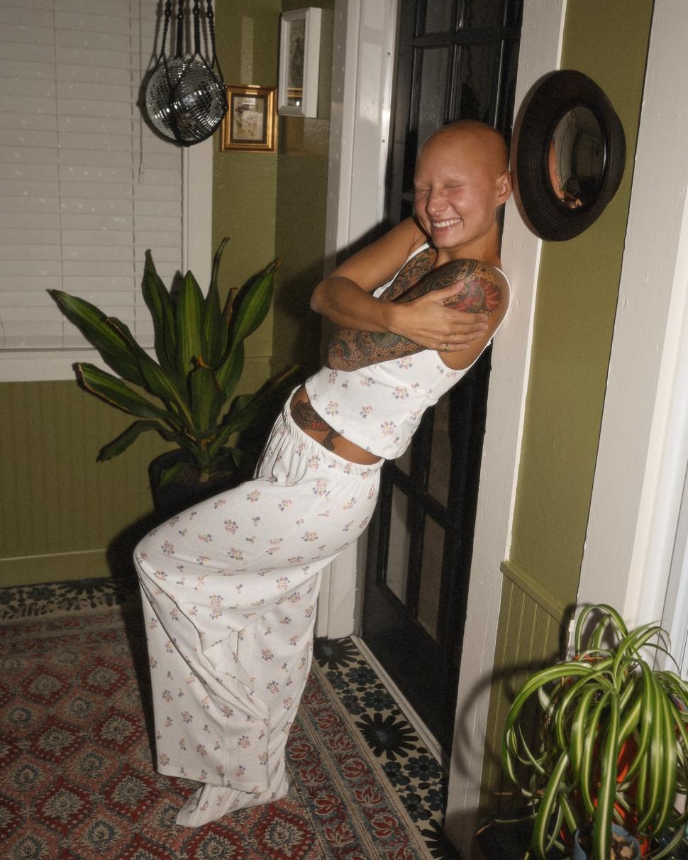 Lecţie de viaţă de la o fotografă. Şi-a făcut dublă mastectomie preventivă, fără implant sincron şi cicatricile le-a umplut cu tatuaje 966510