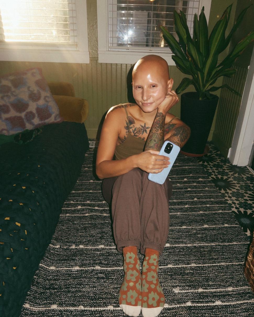 Lecţie de viaţă de la o fotografă. Şi-a făcut dublă mastectomie preventivă, fără implant sincron şi cicatricile le-a umplut cu tatuaje 966511