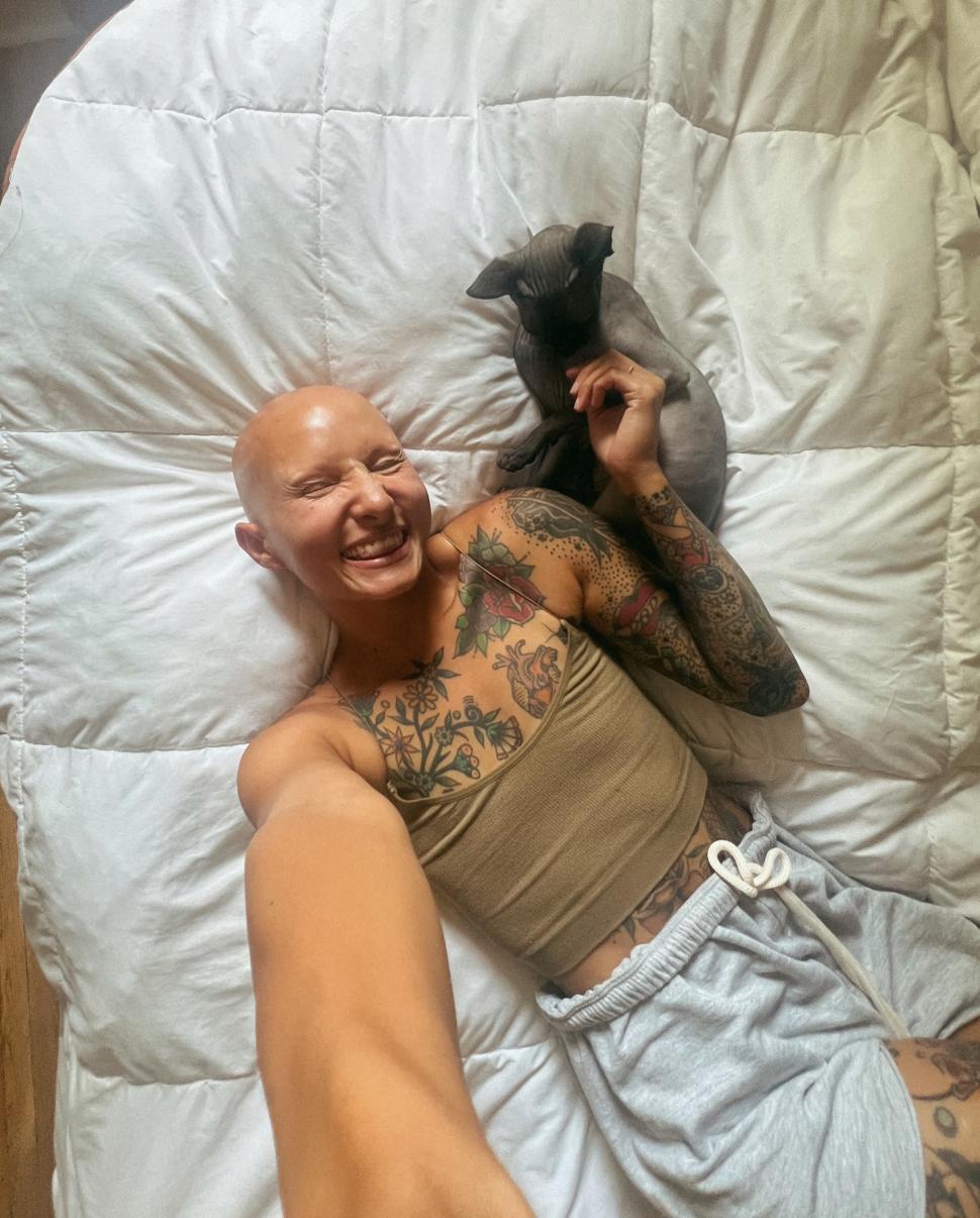 Lecţie de viaţă de la o fotografă. Şi-a făcut dublă mastectomie preventivă, fără implant sincron şi cicatricile le-a umplut cu tatuaje 966513