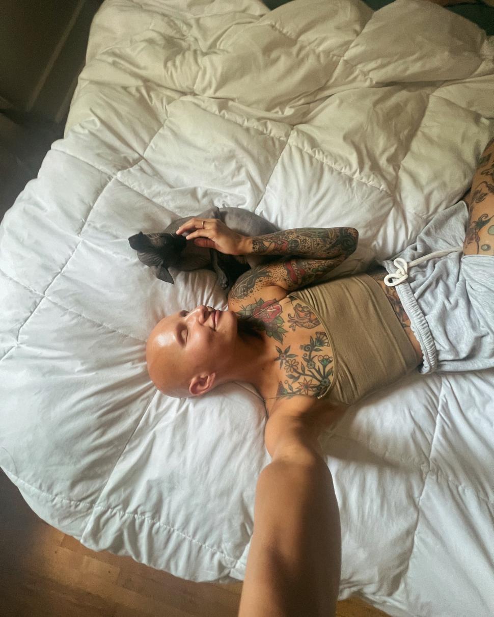 Lecţie de viaţă de la o fotografă. Şi-a făcut dublă mastectomie preventivă, fără implant sincron şi cicatricile le-a umplut cu tatuaje 966514