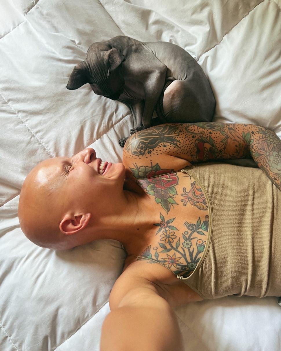 Lecţie de viaţă de la o fotografă. Şi-a făcut dublă mastectomie preventivă, fără implant sincron şi cicatricile le-a umplut cu tatuaje 966515