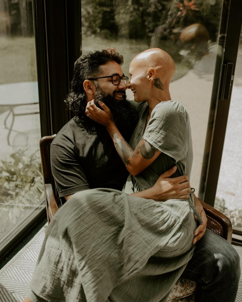 Lecţie de viaţă de la o fotografă. Şi-a făcut dublă mastectomie preventivă, fără implant sincron şi cicatricile le-a umplut cu tatuaje 966516