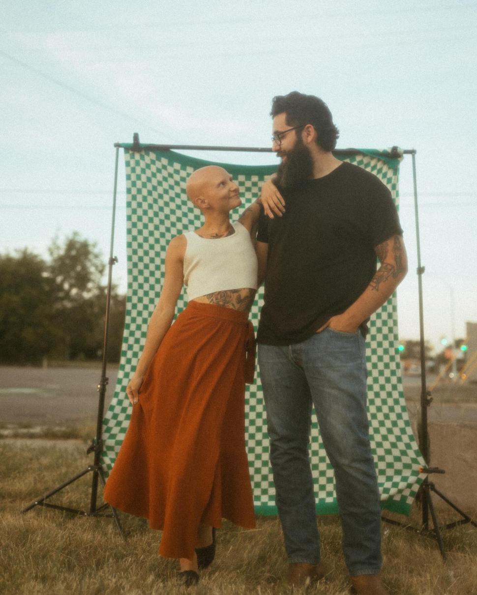 Lecţie de viaţă de la o fotografă. Şi-a făcut dublă mastectomie preventivă, fără implant sincron şi cicatricile le-a umplut cu tatuaje 966517