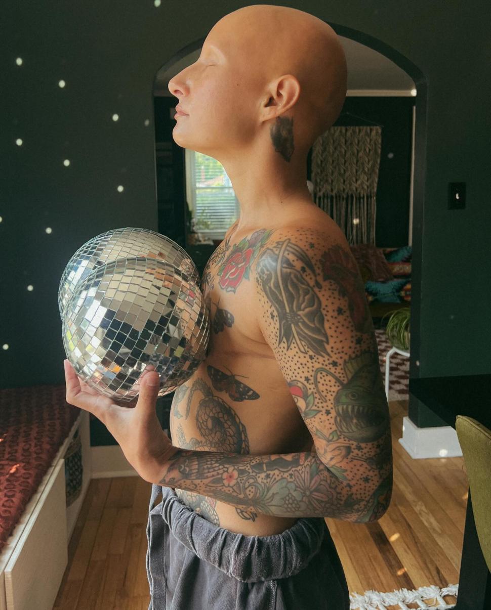 Lecţie de viaţă de la o fotografă. Şi-a făcut dublă mastectomie preventivă, fără implant sincron şi cicatricile le-a umplut cu tatuaje 966519