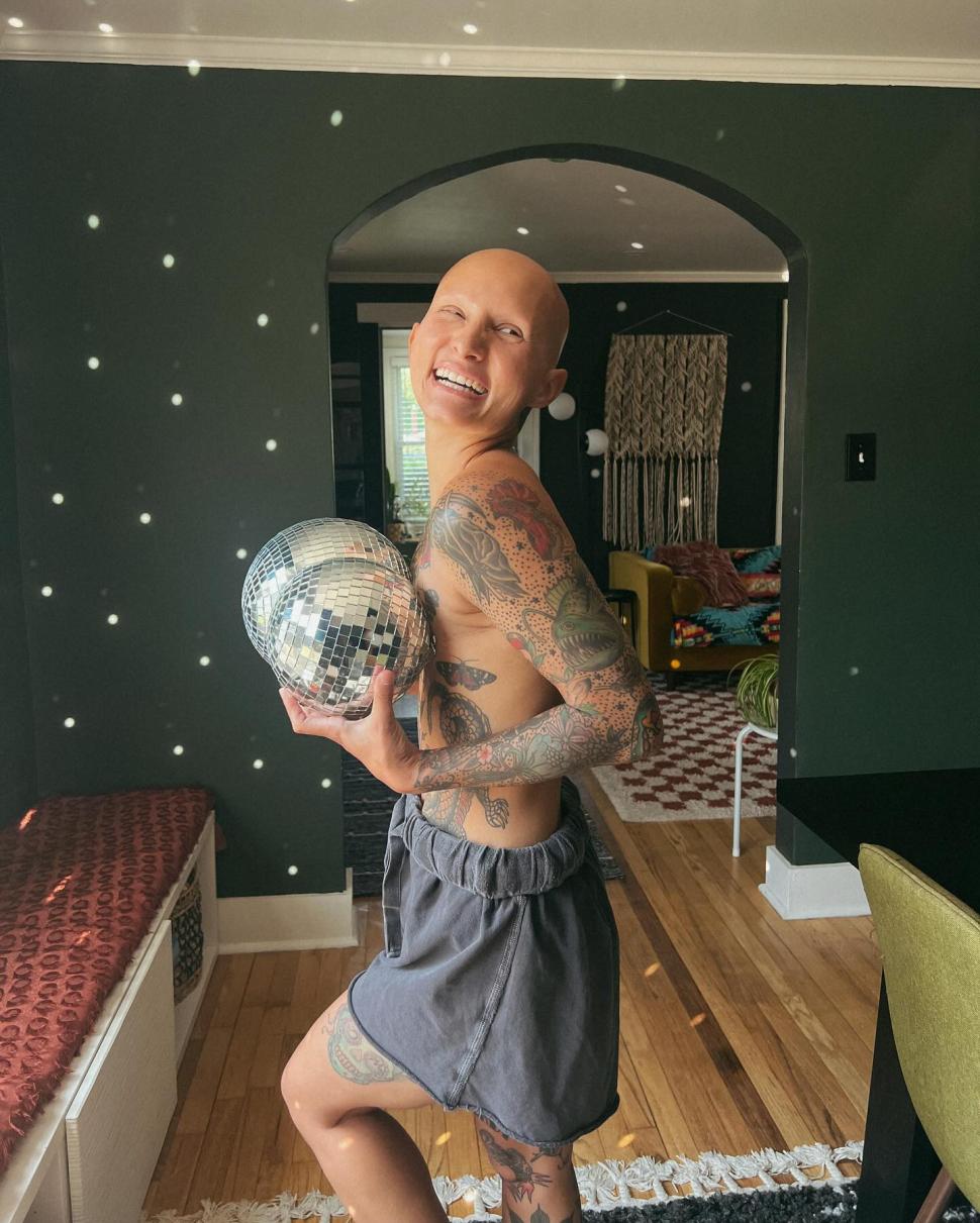 Lecţie de viaţă de la o fotografă. Şi-a făcut dublă mastectomie preventivă, fără implant sincron şi cicatricile le-a umplut cu tatuaje 966521