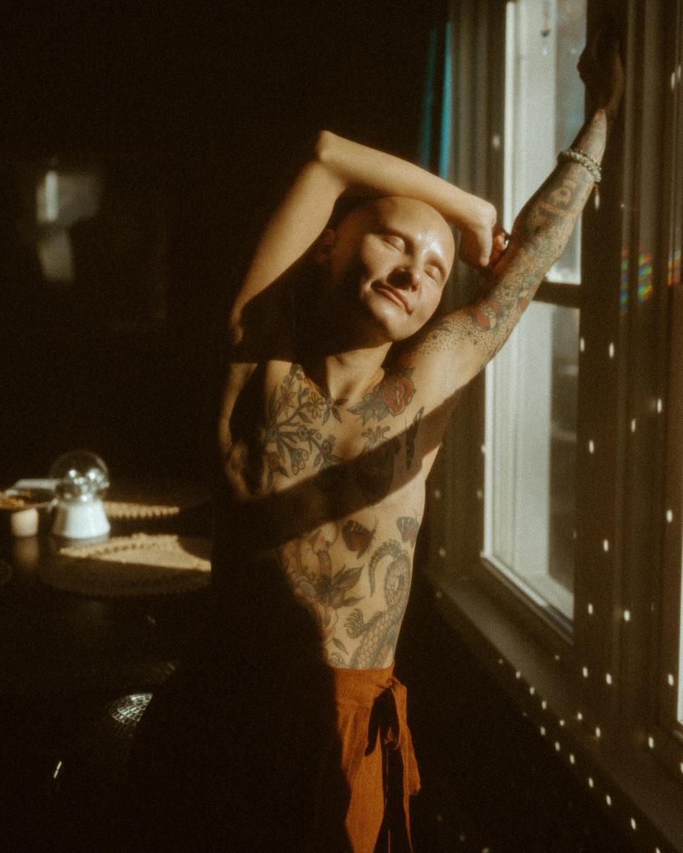 Lecţie de viaţă de la o fotografă. Şi-a făcut dublă mastectomie preventivă, fără implant sincron şi cicatricile le-a umplut cu tatuaje 966522