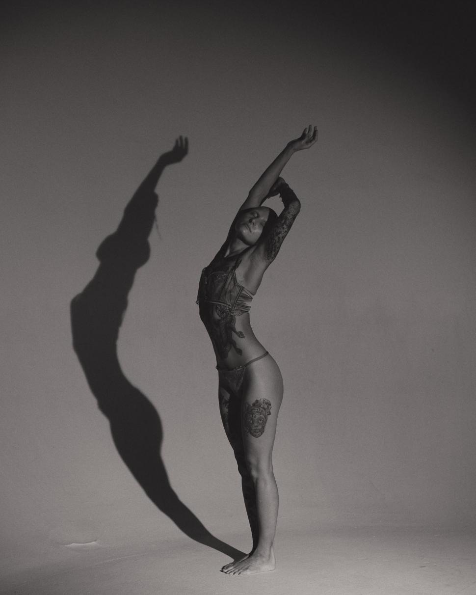 Lecţie de viaţă de la o fotografă. Şi-a făcut dublă mastectomie preventivă, fără implant sincron şi cicatricile le-a umplut cu tatuaje 966523