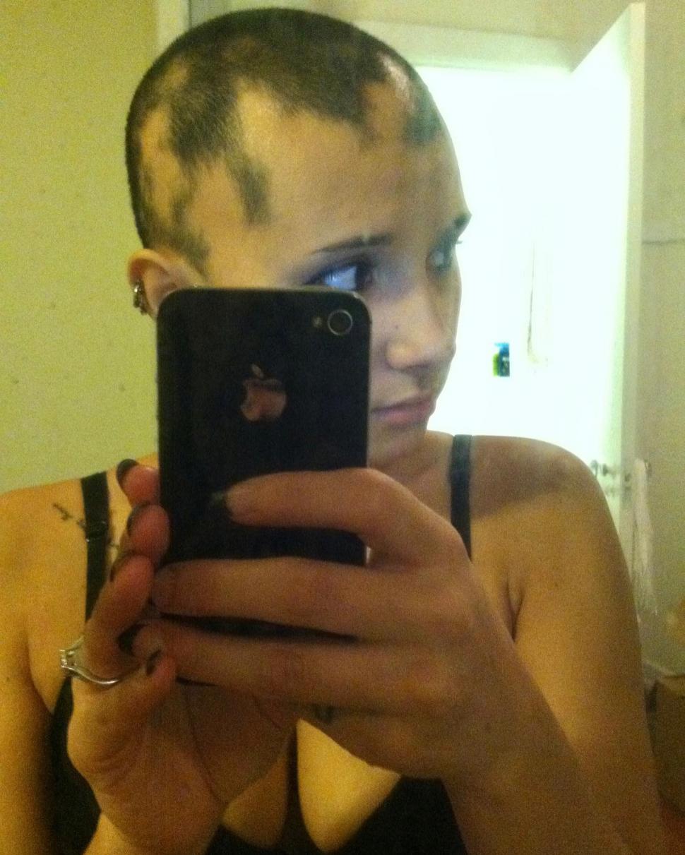 Lecţie de viaţă de la o fotografă. Şi-a făcut dublă mastectomie preventivă, fără implant sincron şi cicatricile le-a umplut cu tatuaje 966524