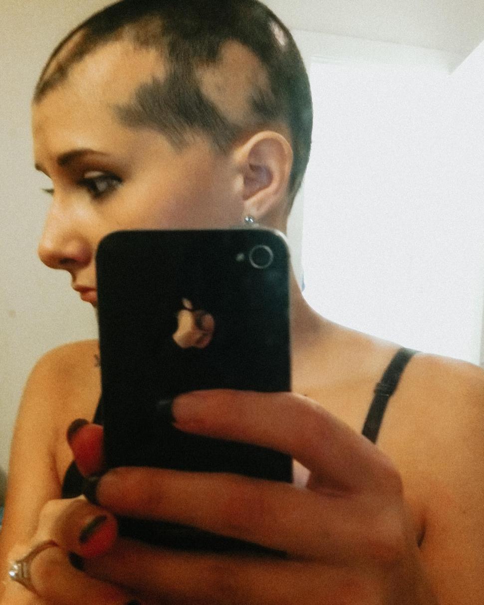 Lecţie de viaţă de la o fotografă. Şi-a făcut dublă mastectomie preventivă, fără implant sincron şi cicatricile le-a umplut cu tatuaje 966525