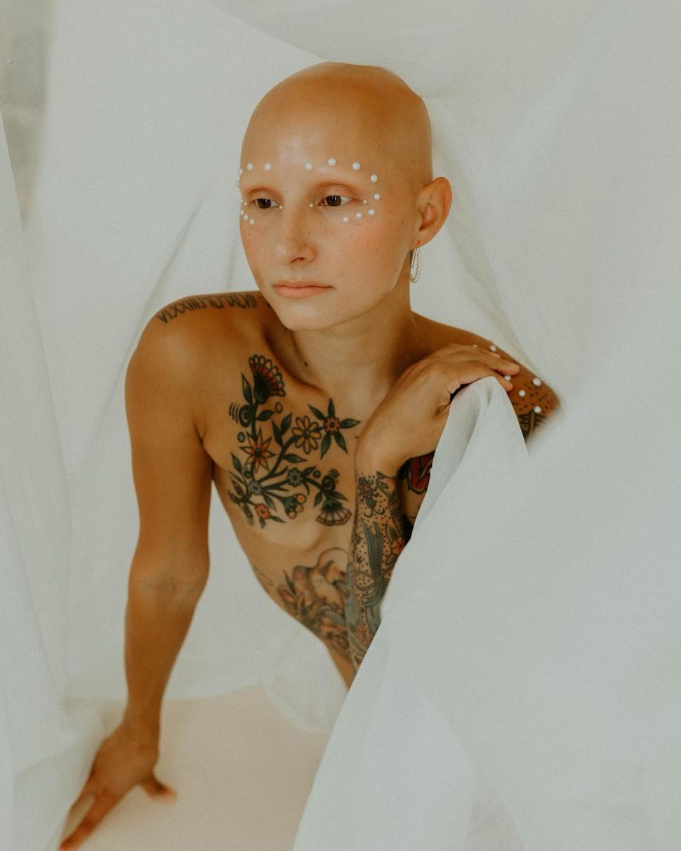 Lecţie de viaţă de la o fotografă. Şi-a făcut dublă mastectomie preventivă, fără implant sincron şi cicatricile le-a umplut cu tatuaje 966526