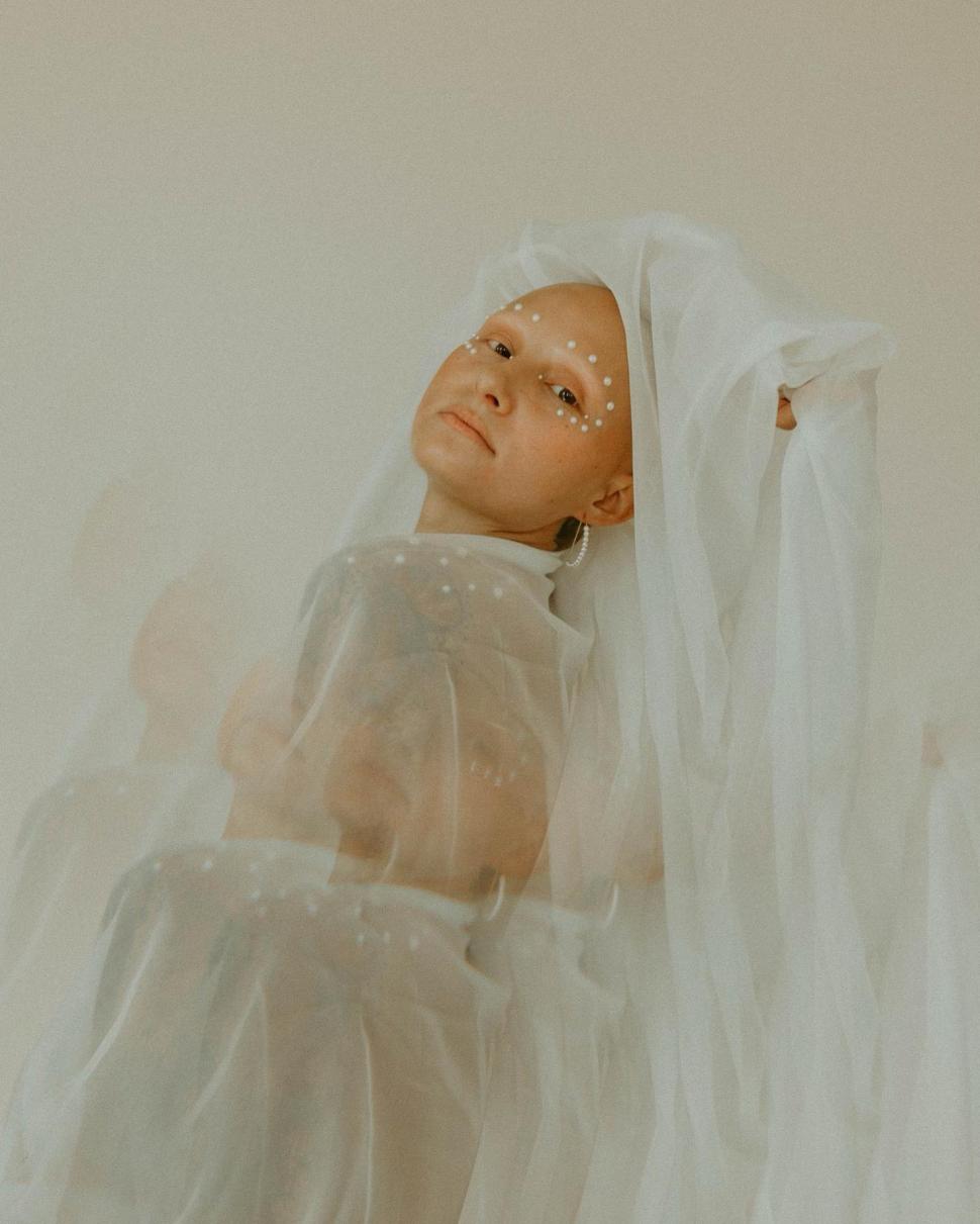 Lecţie de viaţă de la o fotografă. Şi-a făcut dublă mastectomie preventivă, fără implant sincron şi cicatricile le-a umplut cu tatuaje 966527