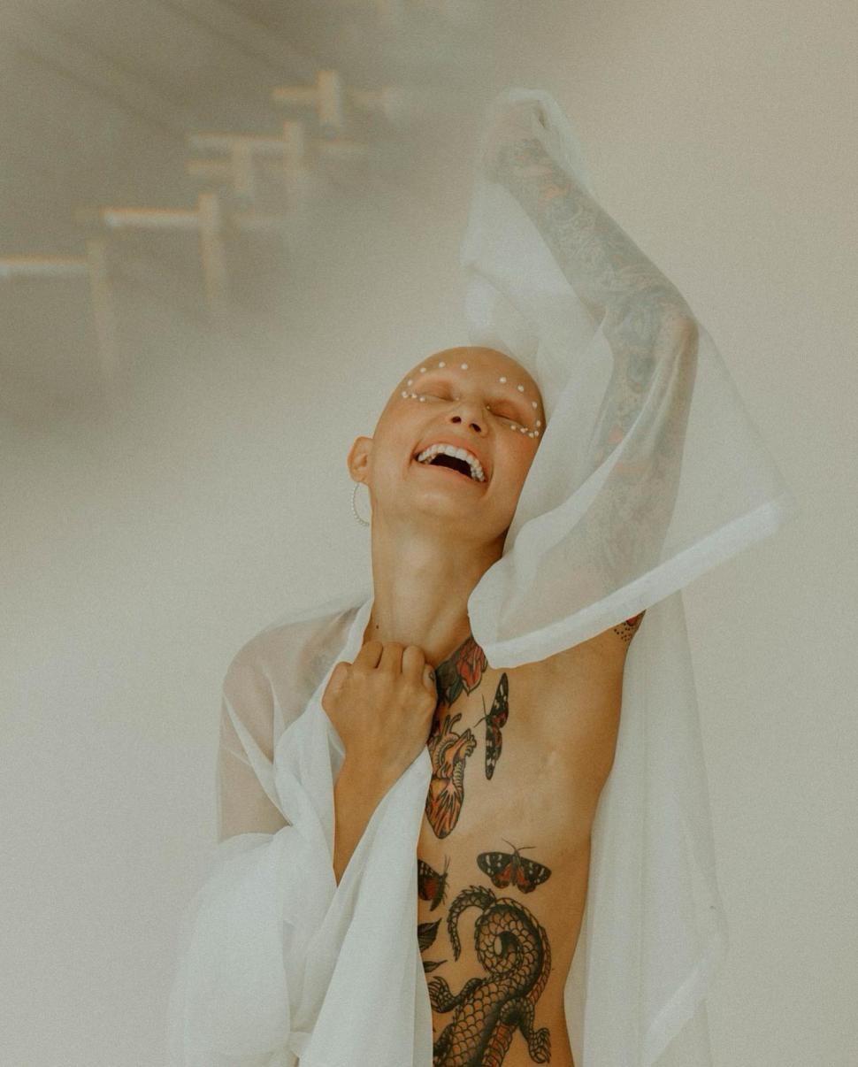 Lecţie de viaţă de la o fotografă. Şi-a făcut dublă mastectomie preventivă, fără implant sincron şi cicatricile le-a umplut cu tatuaje 966528