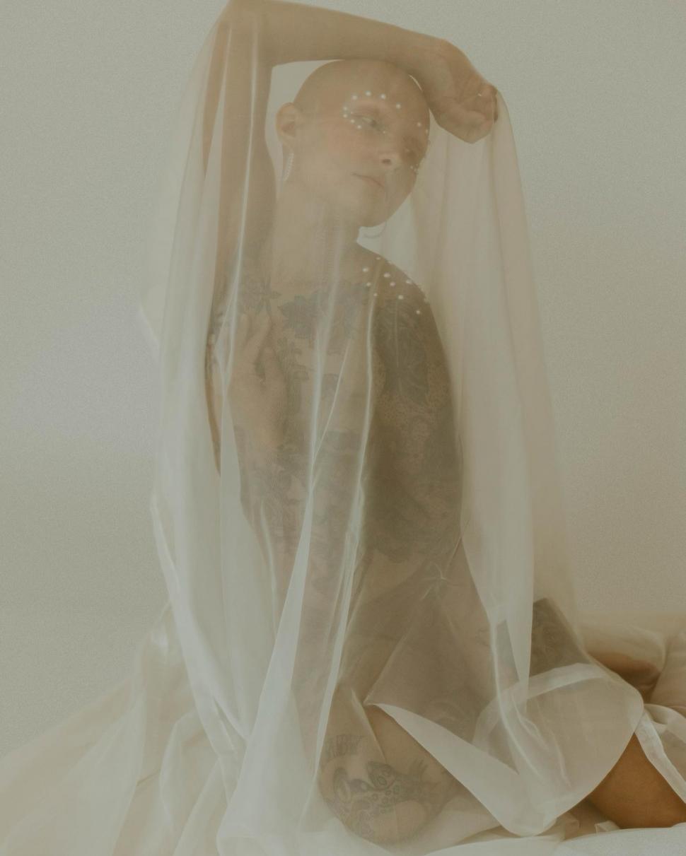 Lecţie de viaţă de la o fotografă. Şi-a făcut dublă mastectomie preventivă, fără implant sincron şi cicatricile le-a umplut cu tatuaje 966529