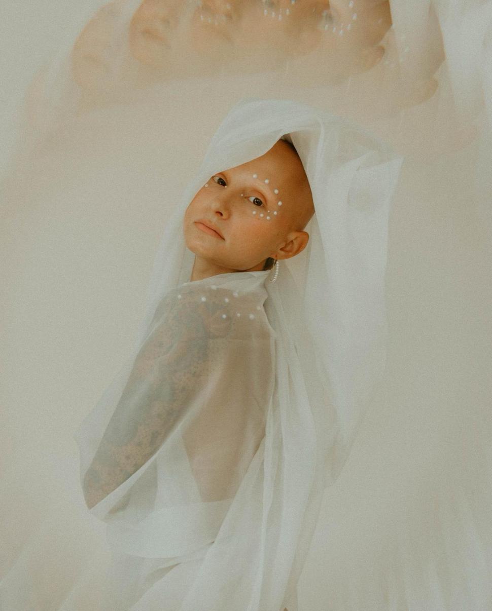 Lecţie de viaţă de la o fotografă. Şi-a făcut dublă mastectomie preventivă, fără implant sincron şi cicatricile le-a umplut cu tatuaje 966530