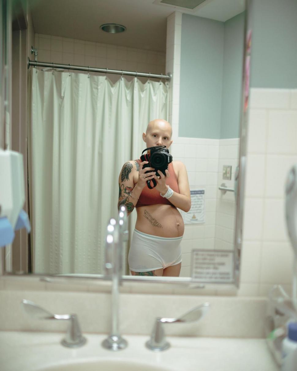 Lecţie de viaţă de la o fotografă. Şi-a făcut dublă mastectomie preventivă, fără implant sincron şi cicatricile le-a umplut cu tatuaje 966533