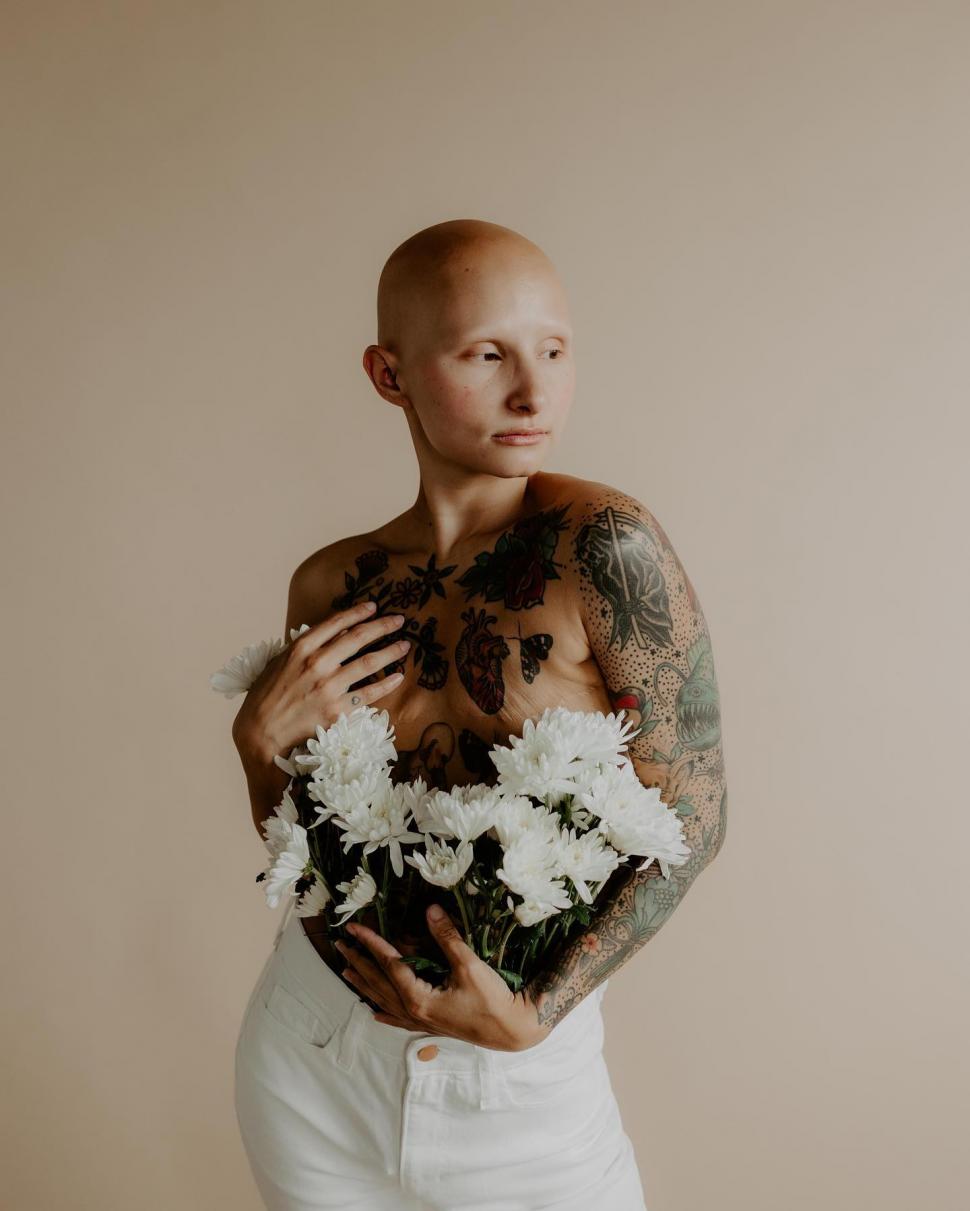 Lecţie de viaţă de la o fotografă. Şi-a făcut dublă mastectomie preventivă, fără implant sincron şi cicatricile le-a umplut cu tatuaje 966534