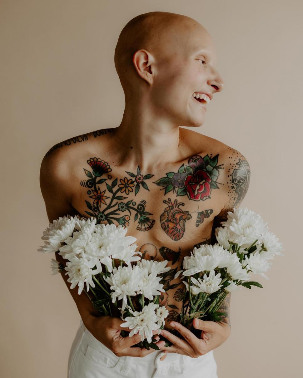 Lecţie de viaţă de la o fotografă. Şi-a făcut dublă mastectomie preventivă, fără implant sincron şi cicatricile le-a umplut cu tatuaje 966535